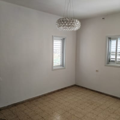 חדר ריק עם קירות צבועים ונברשת