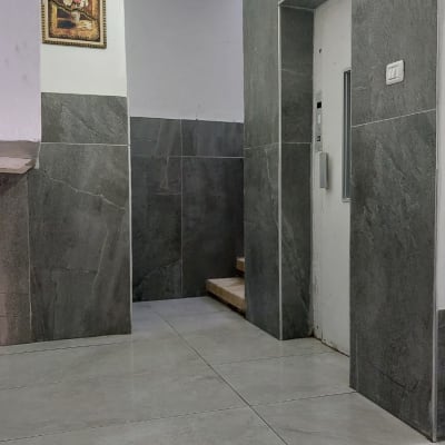 רצפה נקייה ומדרגות באולם כניסה