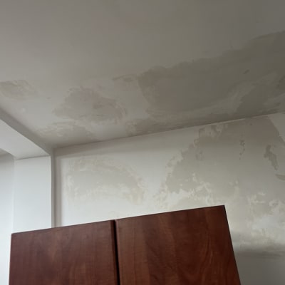 תקרה עם סימני רטיבות ונזקי מים