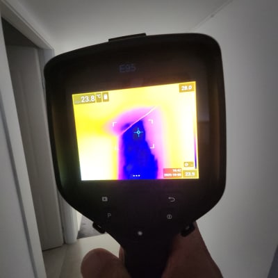 מצלמה תרמית מציגה תמונה צבעונית של קיר