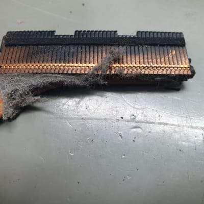 צלעות קירור עם אבק על שולחן עבודה