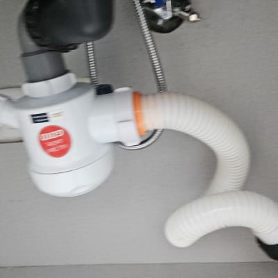 צנרת מתחת לכיור עם מחבר לבן וגמיש