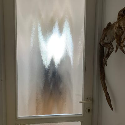 דלת זכוכית חלבית עם ידית לבנה