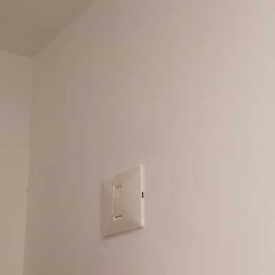 מתג חשמלי על קיר לבן