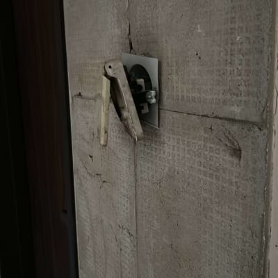 שקע חשמלי בקיר עם כיסוי פתוח