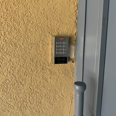 לוח מקשים של אינטרקום על קיר צהוב