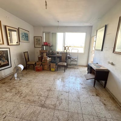 חדר עם רהיטים וציורים על הקירות