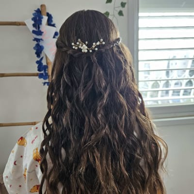 שיער גלי עם צמה וקישוט פנינים