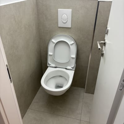 אסלה נקייה בחדר שירותים עם קירות אריחים