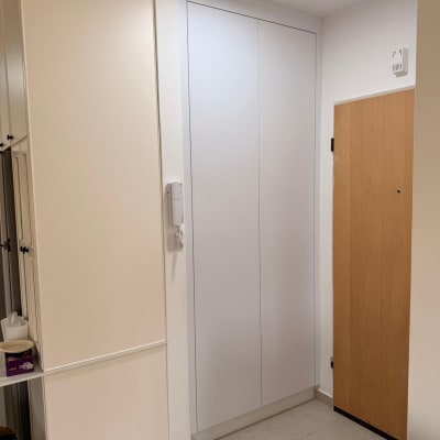 ארון קיר ודלת עץ בחדר