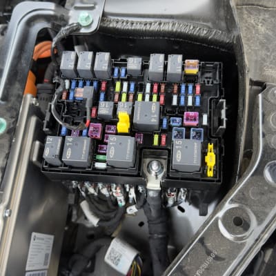 תיבת נתיכים במכונית עם חוטים וצבעים שונים