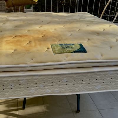 מזרן עם כתמים על מרפסת, מתאים לניקוי ספות