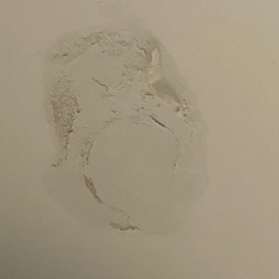 קיר עם תיקון טיח עגול