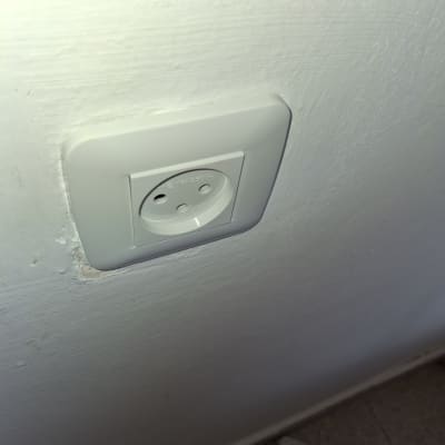 שקע חשמלי מותקן על קיר לבן