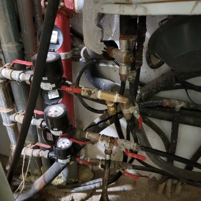 צינורות מים עם ברזים ומדי מים במערכת אינסטלציה