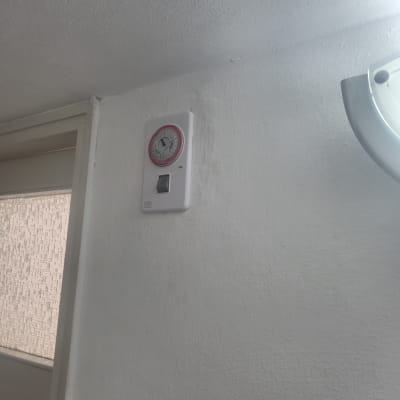 שעון טיימר מותקן על קיר לבן