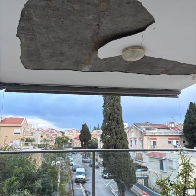 תקרה פגומה עם חור גדול במרפסת