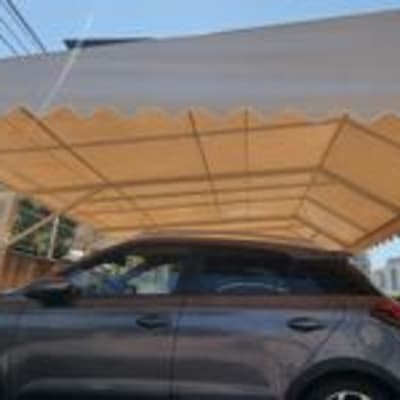 רכב חונה מתחת לסוכך גדול