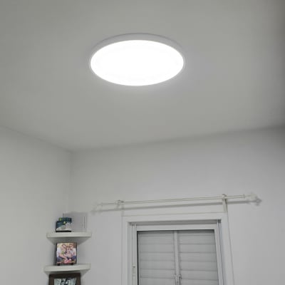 תאורה עגולה מותקנת בתקרה בחדר