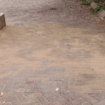 אבנים משתלבות עם חול על המדרכה