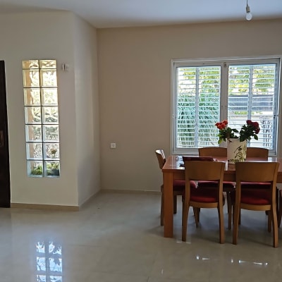 חדר אוכל עם שולחן וכיסאות, חלון גדול