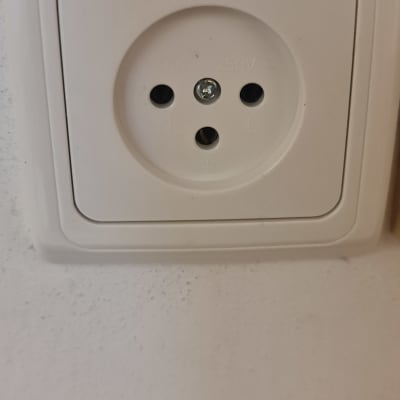 שקע חשמל לבן עם שלושה חורים