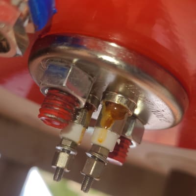 חיבורים מתכתיים עם ברגים ואומים על דוד שמש