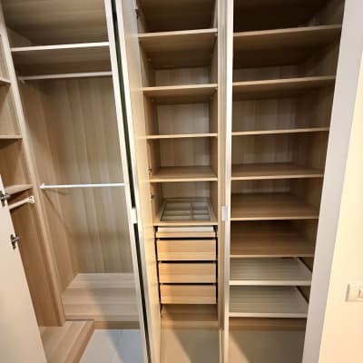 ארון עץ עם מדפים ומגירות פתוחות