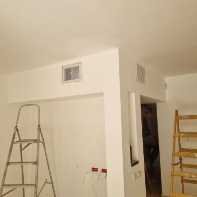 חדר עם סולמות ופתחי מיזוג אוויר