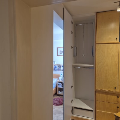 ארון פתוח עם מדפים ומגירות, עבודה בתחום הנגרות