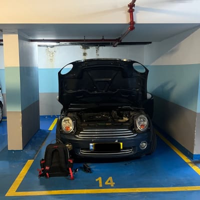 מכונית עם מכסה מנוע פתוח וחפצים על הרצפה