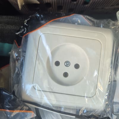 שקע חשמלי באריזה פלסטית שקופה