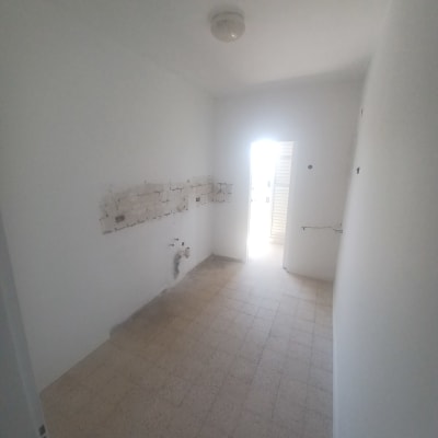 חדר ריק עם קיר בלוקים חשוף ועבודות שיפוץ