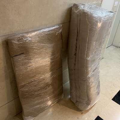 שני חפצים עטופים בניילון במעבר בניין