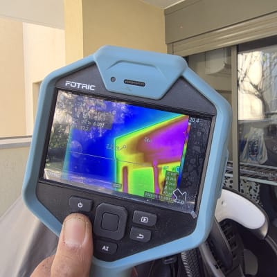 מכשיר תרמי מציג תמונה צבעונית של קיר