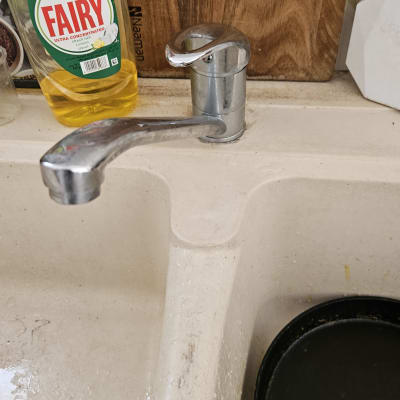 ברז מטבח עם כיור וניקוז