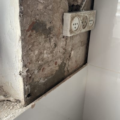 שקע חשמלי בקיר עם חוטים חשופים