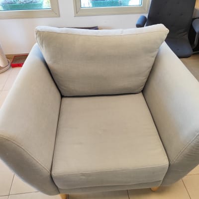 ספה אפורה נקייה בחדר מואר