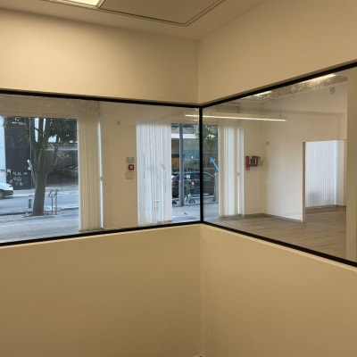 חלון זכוכית פנורמי עם נוף לרחוב