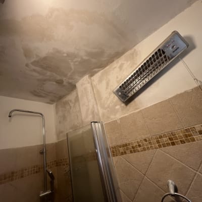 תקרה עם סימני רטיבות במקלחת