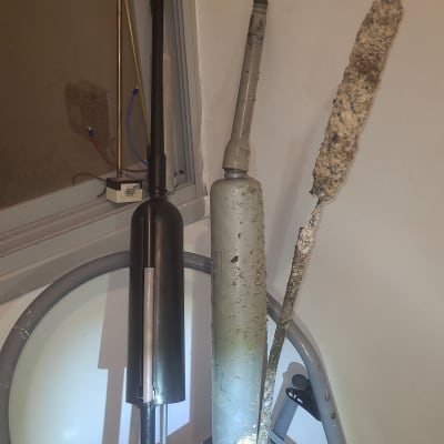 חלקי דוד שמש על סולם עם חלודה ולכלוך