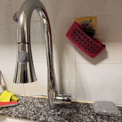 ברז מטבח עם כיור ומשטח עבודה