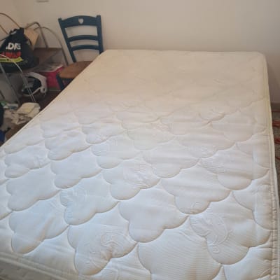 מזרן נקי על מיטה בחדר שינה