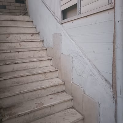 מדרגות עם קיר אטום בחומר איטום לבן