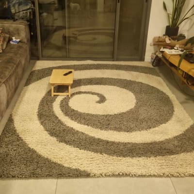 שטיח עם דוגמת ספירלה על רצפה