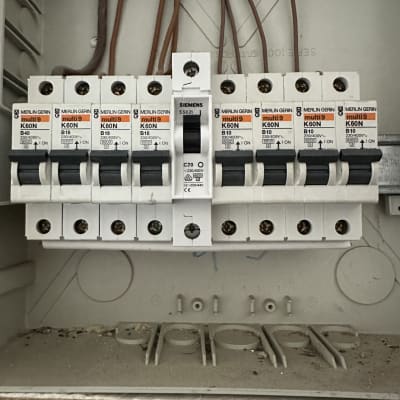 לוח חשמל עם מפסקים ומפסקי זרם