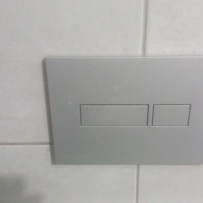 לחצן הדחה כפול על קיר אריחים