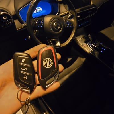 מפתחות רכב בתוך מכונית עם הגה ותצוגה דיגיטלית