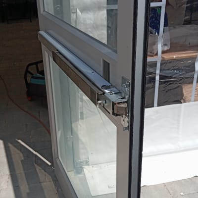 דלת זכוכית עם מנגנון נעילה מתכתית