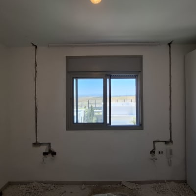חדר עם קירות פתוחים לעבודות חשמל